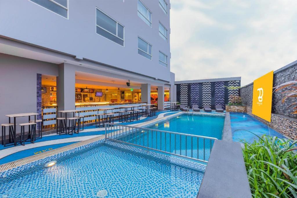 Royal Bay Hotel Макасар Экстерьер фото